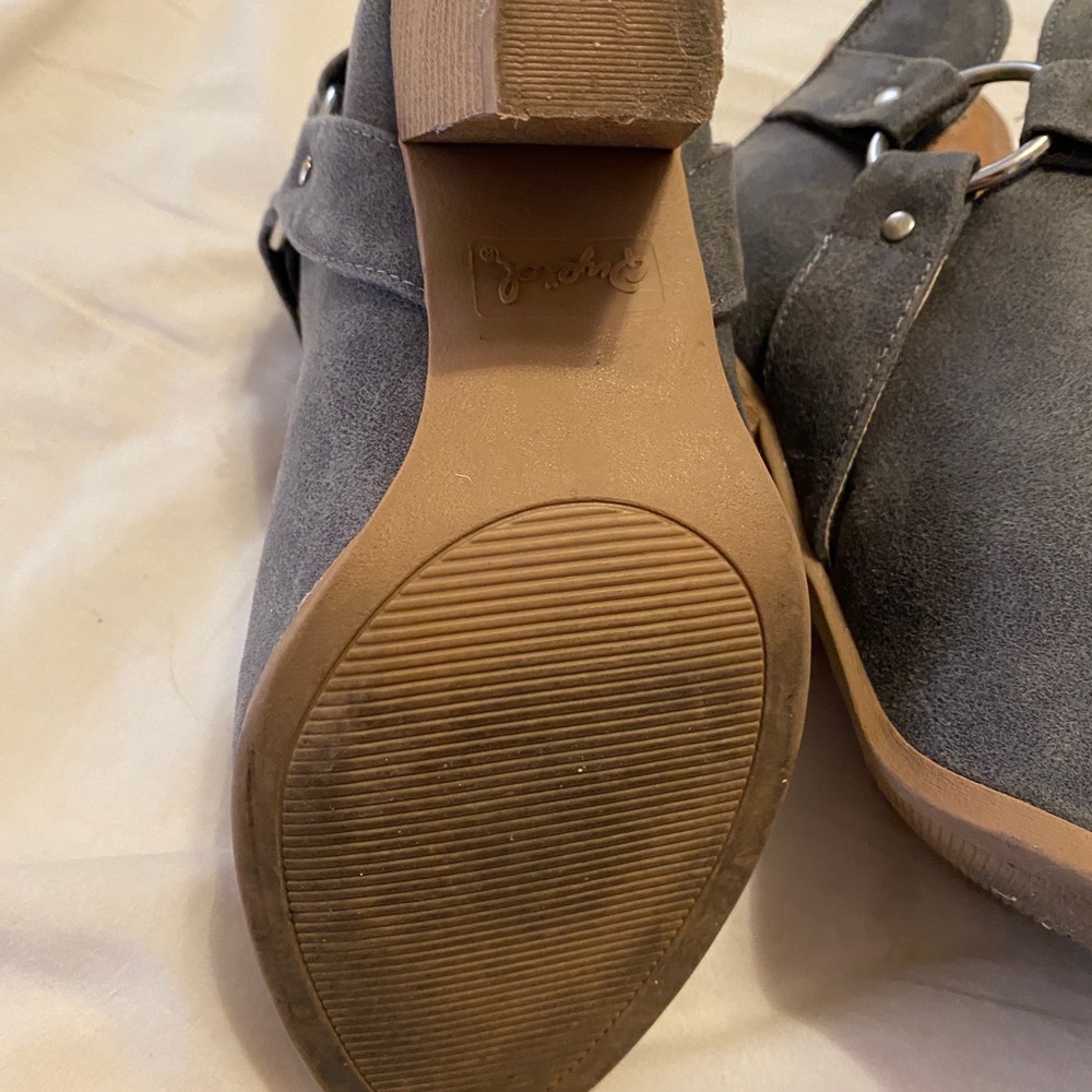 Cute booties - Picture 3 of 5